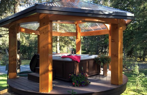 Alyeska Apartment | Carriage House “Hayloft” Rusticly Elegant Cottage
