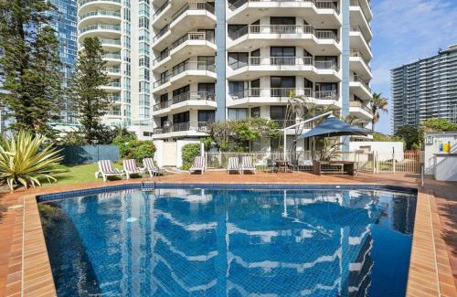 Main Beach Apartment | Carrington Family Beach Getaway - Ocean View, WiFi