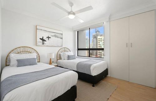 Main Beach Apartment | Carrington Family Beach Getaway - Ocean View, WiFi