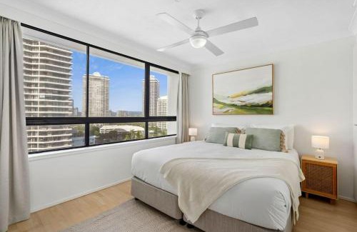 Main Beach Apartment | Carrington Family Beach Getaway - Ocean View, WiFi