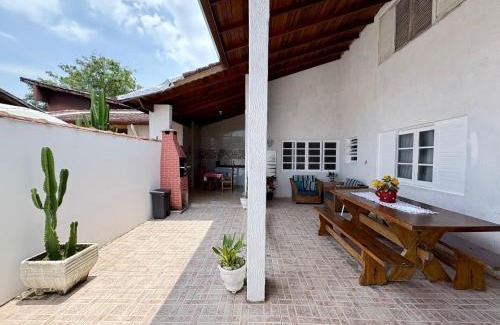 Indaia House | CASA ACONCHEGANTE e PERTINHO DA PRAIA