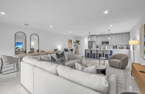 West Little Havana Apartment | Casa Amoret - Brand New Family-Friendly Retreat