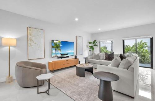 West Little Havana Apartment | Casa Amoret - Brand New Family-Friendly Retreat