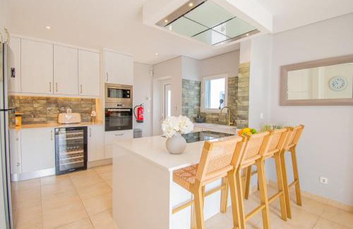 Mato Serrao House | Casa Ana Superbly Renovated with Heated Private
