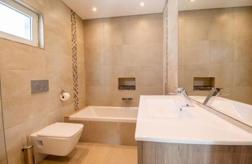 Mato Serrao House | Casa Ana Superbly Renovated with Heated Private