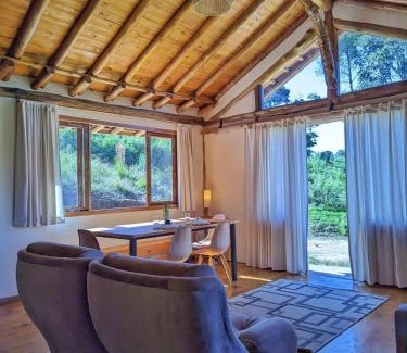 Aiuruoca House | Casa Azul no Vale Matutu, Vista incrível e aconchego