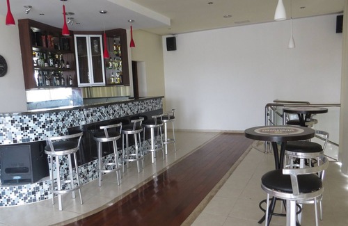 Sao Roque House | Casa Blanca Mansion 60km from the Capital of SP with 5 parking spaces