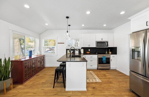 Garden District House | Casa Blanca - walking distance to Midtown!