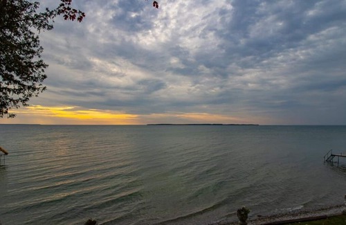 Brock Cottage | Casa Bonita - Beautiful 4Br Simcoe Cottage w/ Swimming & Wi-Fi!