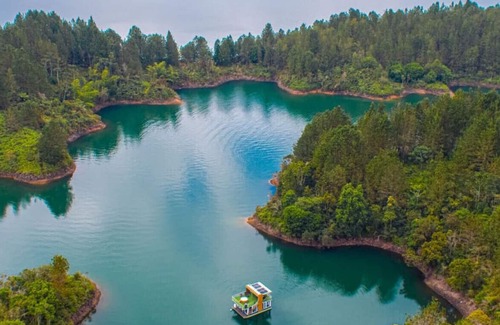 El Penol Boat Rental | Casa Bote Guatapé · Amazing Houseboat in Guatapé-Private Jacuzzi & BBQ