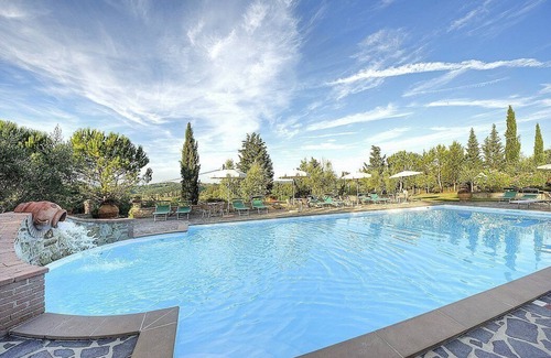 Peccioli House | Casa Canarino A: A graceful apartment surrounded by meadows and by green hills.