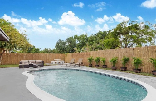 Hallandale Beach Villa | Casa Christina I 5 min to Beach I Tropical Pool