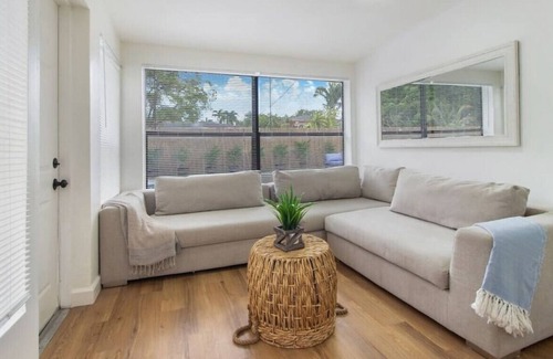 Hallandale Beach Villa | Casa CHRiSTINA I Tropical Pool