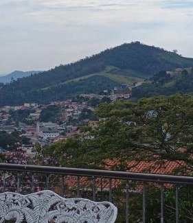 Serra Negra House | Casa com piscina para até 6 pessoas com duas camas de casal e sofá-cama casal