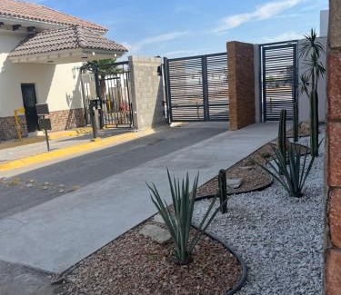 Torreon House | Casa completa y equipada 4 habitaciones 6 camas asador y juguetes para niños A 10 minutos de parques industriales, clínicas 71 y 16 del IMSS y del ISSSTE juegos Arcade