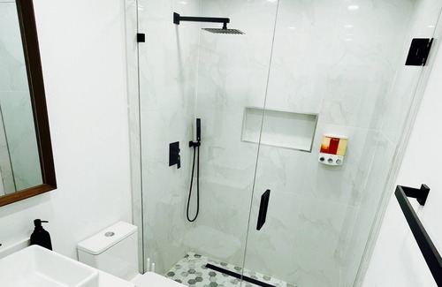 Olympia Heights House | Casa con Piscina Climatizada, Cancha de Baloncesto
