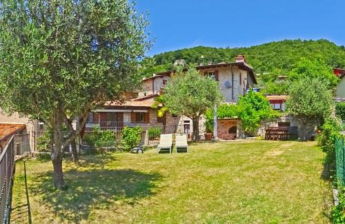 Pieve House | Casa Cortili Garda Summer by Gardadomusmea