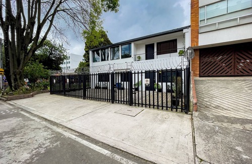 Calle 100 House | ♛Casa de Heroes. Artsy & Authentic nearby Zona T♛n