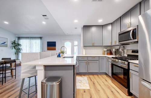 Pecan Springs Springdale House | Casa De 🏡Moderno Este😎: Spacious Stylish Digs