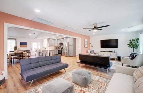 Pecan Springs Springdale House | Casa De 🏡Moderno Este😎: Spacious Stylish Digs