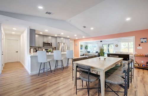 Pecan Springs Springdale House | Casa De 🏡Moderno Este😎: Spacious Stylish Digs