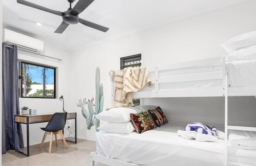 Holloways Beach Apartment | Casa De Playa - Beach Townhouse