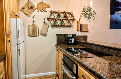 Shaver Lake Condo | Casa Del Lago-Modern Mountain Studio with hot tub!