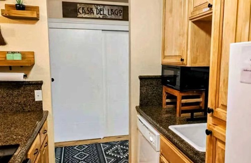 Shaver Lake Condo | Casa Del Lago-Modern Mountain Studio with hot tub!