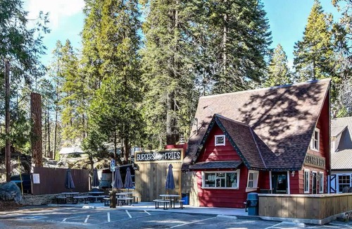 Shaver Lake Condo | Casa Del Lago-Modern Mountain Studio with hot tub!