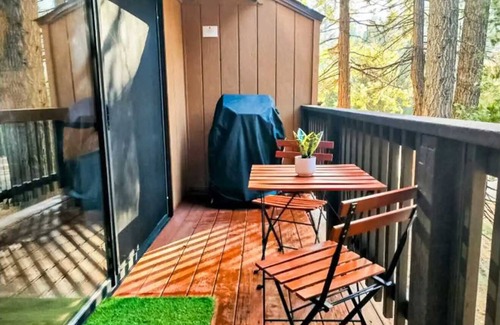 Shaver Lake Condo | Casa Del Lago-Modern Mountain Studio with hot tub!