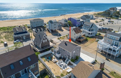Newbury House | Casa Del Mare | Steps to Beach | Firepit | Balcony