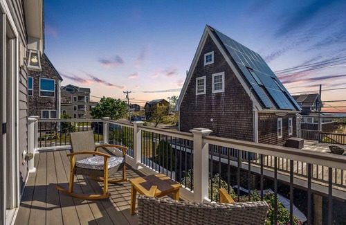 Newbury House | Casa Del Mare | Steps to Beach | Firepit | Balcony