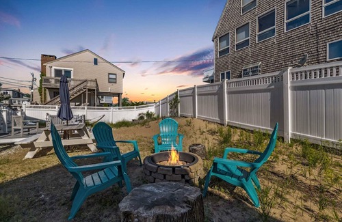 Newbury House | Casa Del Mare | Steps to Beach | Firepit | Balcony