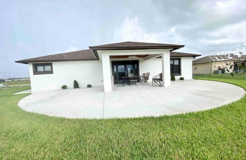 Sunshine House | Casa Del Sol Lehigh - 3/2 Jetted Tub & Open Backyard