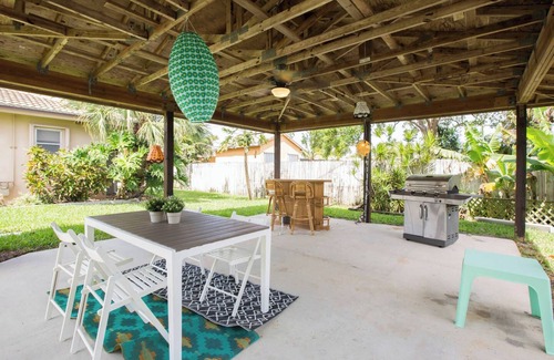 South Palm Park Neighborhood Association House | Casa Del Sol Pool Bungalow | Sleeps 8 | Near Beach