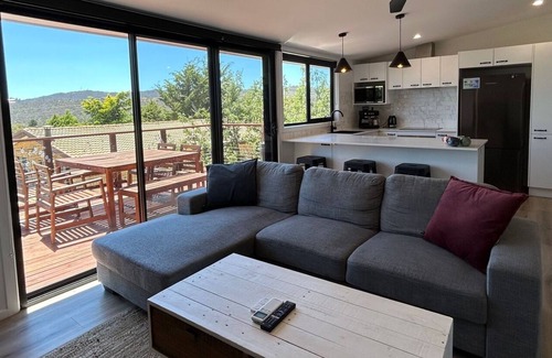 Jindabyne House | Casa Della Vita pet friendly modern townhouse