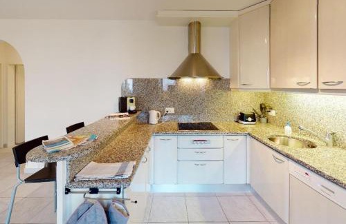 Minusio Apartment | Casa delle Vigne: Giardino, pergola e vista lago