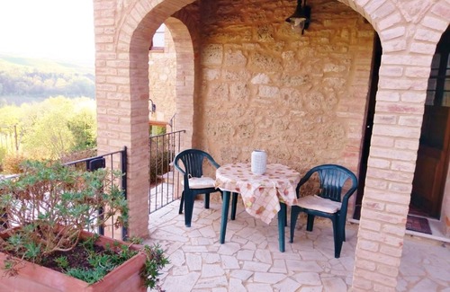 Asciano Apartment | Casa di charme in a casolare di pietra con giardino privato