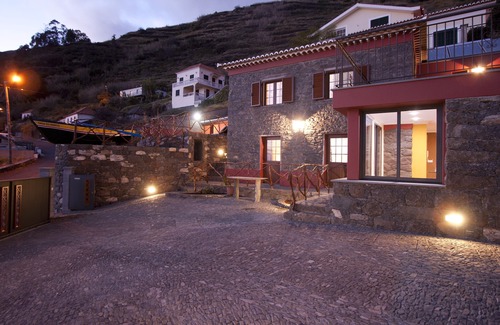 Arco da Calheta Cottage | Casa do Barco, Rustic house with salt pool and sea view