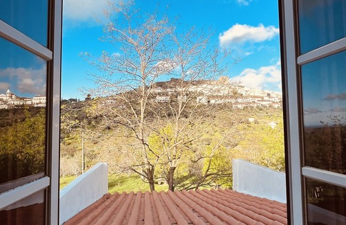 Castelo de Vide Villa | Casa do Martinho (Front View to the Castle)