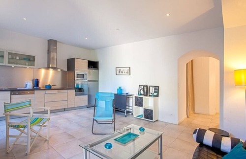 Erbalunga Apartment | Casa Estel - Blue, apartment in downtown of Erbalunga