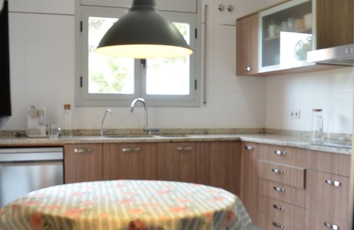 Canaletes House | Casa Familiar Rodeada de Viñedos, con Piscina y Sala de Juegos
