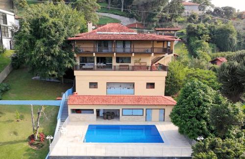 Itaipava House | Casa Feliz: serviço, hidro aquecida, piscina