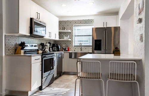 Little Ranches House | Casa Fillmore - Tropical Escape - Pool, Hot Tub, Mini-Golf, BBQ+