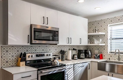 Little Ranches House | Casa Fillmore - Tropical Escape - Pool, Hot Tub, Mini-Golf, BBQ+