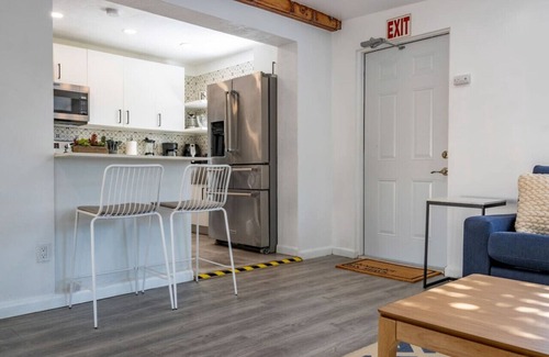 Little Ranches House | Casa Fillmore - Tropical Escape - Pool, Hot Tub, Mini-Golf, BBQ+