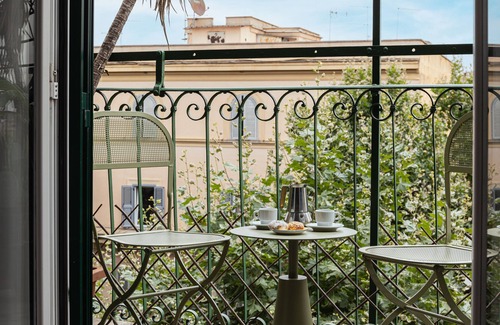 Esquilino Apartment | Casa Garibaldi: design retreat near Colosseum