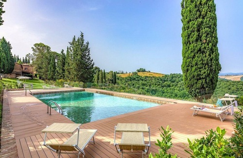 Asciano House | Casa Giobatta C: A characteristic and welcoming two-story age-old farm house surrounded by the greenery, with Free WI-FI.