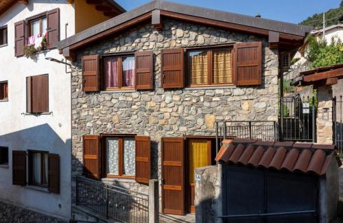 Costa Volpino Apartment | Casa Girasole, Costa Volpino