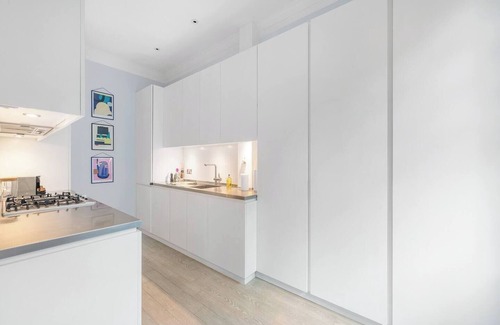 Churchill Apartment | Casa Italia next Sloane Square & Harrods with WashMachine